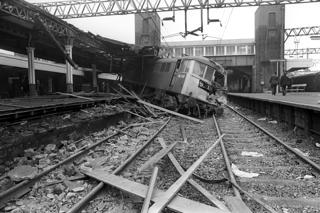 The force of the crash is evidenced not only by the damage to 86242, but also that caused to both the platform and canopy, debris from which lies both on the platform and in the permanent way. Despite the damage, both Class 86s involved in the accident were returned to service. This locomotive was subsequently exported to Hungary in 2013 and is still there. ALAMY.
