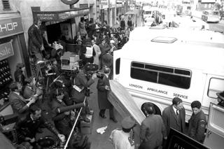 Managed chaos at Moorgate as emergency services undertake the task of recovering the dead. ALAMY.