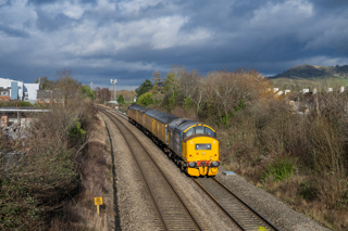 t Stonehouse on January 7, 37402 and 37057 top-and-tail the Derby RTC-Cardiff Central via Bristol with a Network Rail test train, comprising 72612, 975091 Mentor, and 72631. JACK BOSKETT.