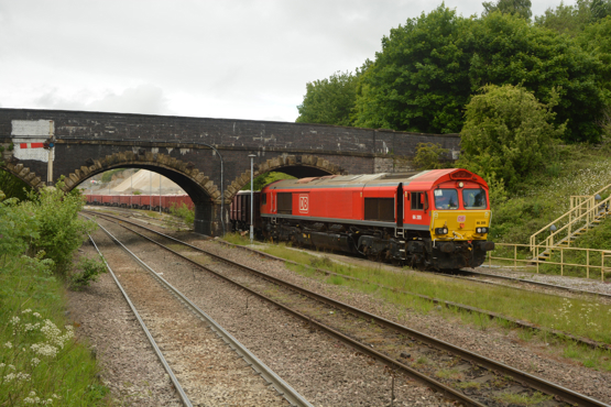 DB Cargo UK 66205, the yard shunter at Cemex’s Peak Forest sidings, draws the 1418 to Dallam from the yard. DAVID STUBBINGS.