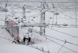 DB ice! Heavy snow caused the cancellation of hundreds of trains in Munich and across southern Germany in December 2023. ALAMY.