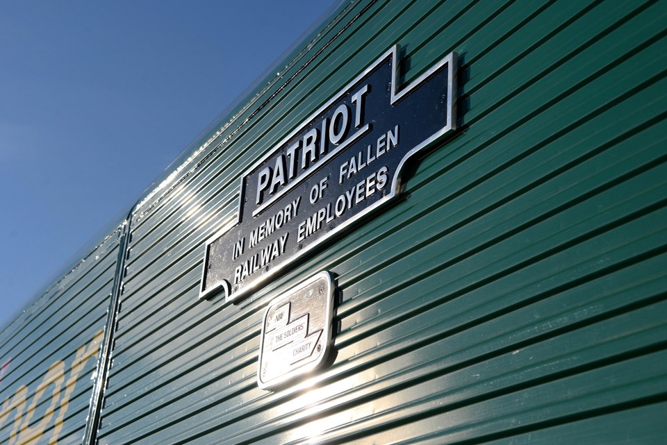 66418's nameplate. FREIGHTLINER. 66418's nameplate. FREIGHTLINER.