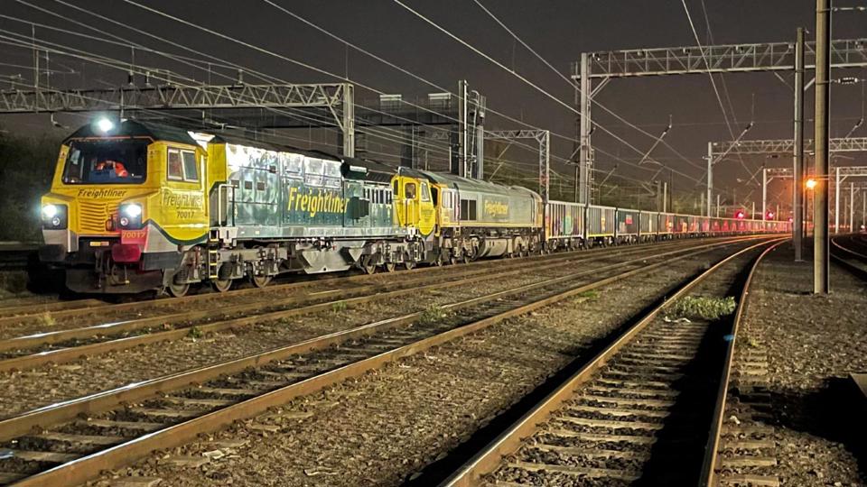 The first Tarmac ‘jumbo service’, comprising 39 wagons hauled by a Freightliner Class 70 and ‘66’, ran between Tarmac’s Tunstead quarry and Wembley Yard in London on March 17 2021. It carried material destined for infrastructure projects in the South East such as HS2. NETWORK RAIL.