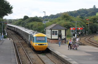 GWR 43002 Sir Kenneth Grange arrives at Par. CRAIG MUNDAY.