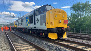 Europhoenix 37901 waits to remove 350247 on June 27 the day after it derailed crossing from the Up to the Down slow of the West Coast Main Line near Bletchley. NETWORK RAIL.