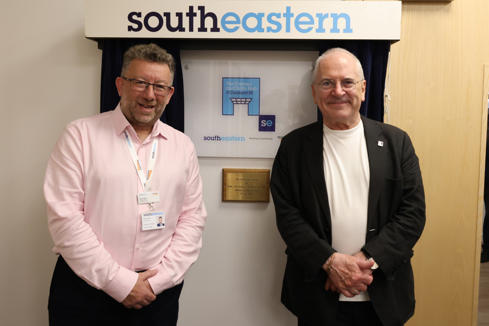 South Eastern Railway Managing Director Steve White and Rail Minister Lord Hendy. SOUTHEASTERN.